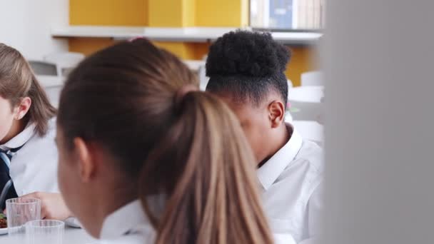 Gruppe Von Oberstufenschülern Uniform Sitzt Tisch Der Cafeteria Und Isst — Stockvideo