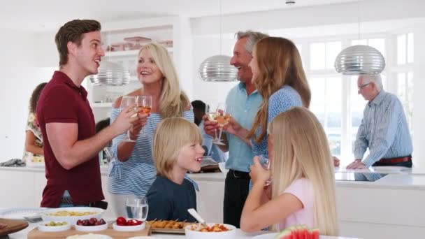 Grupo Familiares Amigos Reuniéndose Para Fiesta Del Almuerzo Cocina Cámara — Vídeos de Stock