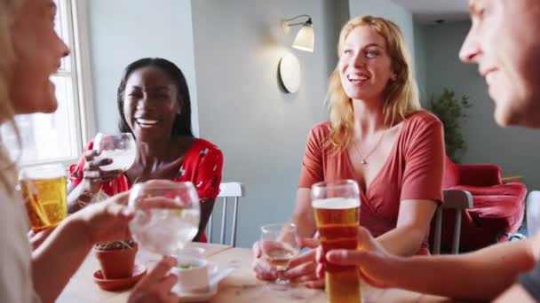 Cinco Amigos Adultos Jóvenes Sentados Con Bebidas Una Mesa Pub — Vídeo de stock