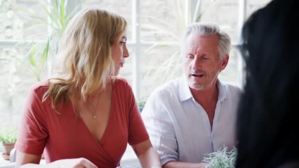 Äldre Man Som Sitter Vid Bord Pratar Med Vänner Lunch — Stockvideo