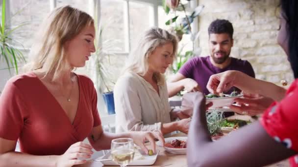年轻的成年朋友在餐厅的餐桌上分享小吃菜肴 有选择的焦点 — 图库视频影像