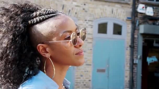 Şık Genç Siyah Kadın Mavi Elbise Cadde Yan Görünümü Üzerinde — Stok video