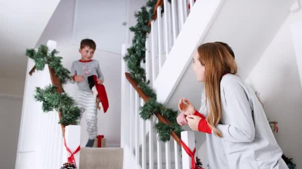 Les Parents Saluent Les Enfants Excités Pyjama Qui Courent Bas — Video