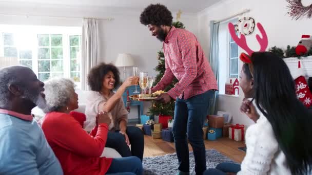 Mann Serviert Champagner Und Snacks Bevor Als Familientreffen Auf Weihnachten — Stockvideo