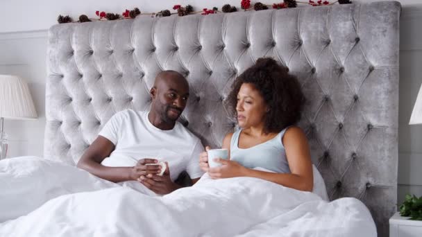 Video Pareja Afroamericana Cama Con Tazas Mañana Dormitorio — Vídeos de Stock