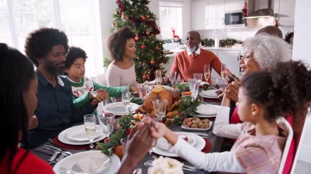 Famiglia Multigenerazionale Mista Che Siede Tavolo Del Giorno Natale Tenendosi — Video Stock