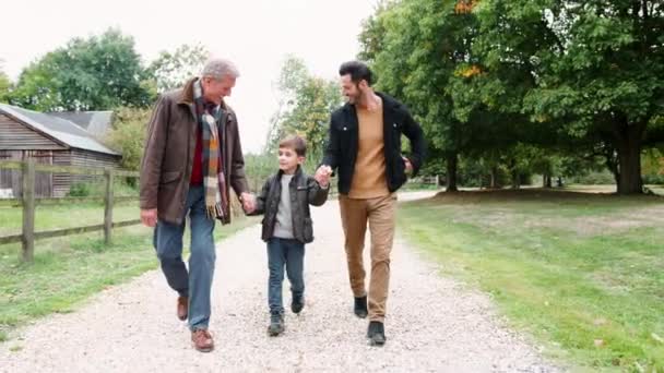 Farfar Med Son Och Sonson Promenader Längs Vägen Genom Höstlandskap — Stockvideo