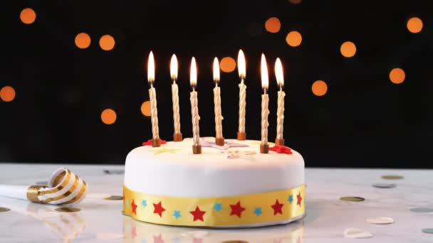 燃烧蜡烛在生日蛋糕 — 图库视频影像