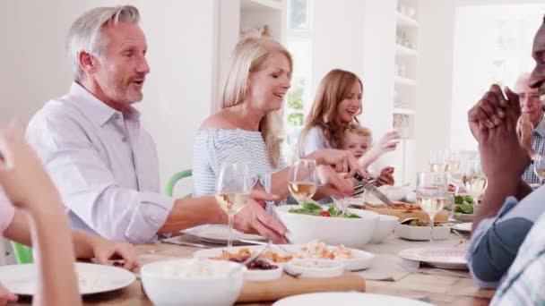 Familia Multi Generación Diciendo Gracia Antes Comida Sentada Alrededor Mesa — Vídeo de stock