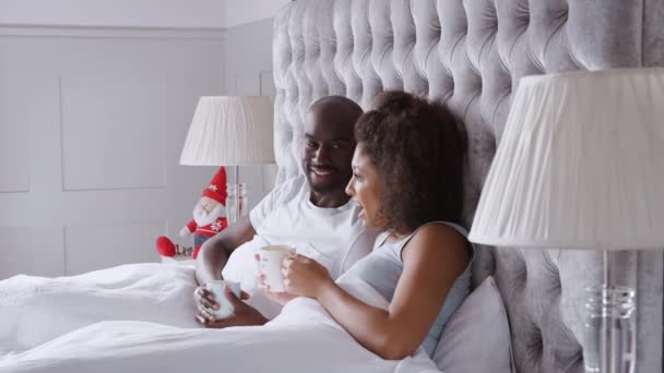 Video Pareja Afroamericana Cama Con Tazas Mañana Dormitorio — Vídeos de Stock