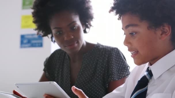 Masa Başında Öğrenci Ile Kadın Lise Öğretmeni Video — Stok video