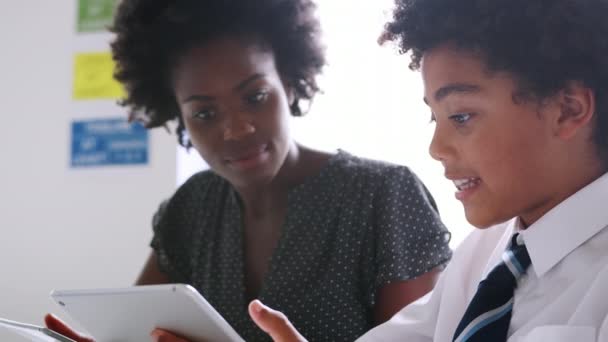 Vídeo Professora Ensino Médio Feminino Com Aluno Mesa Mesa — Vídeo de Stock