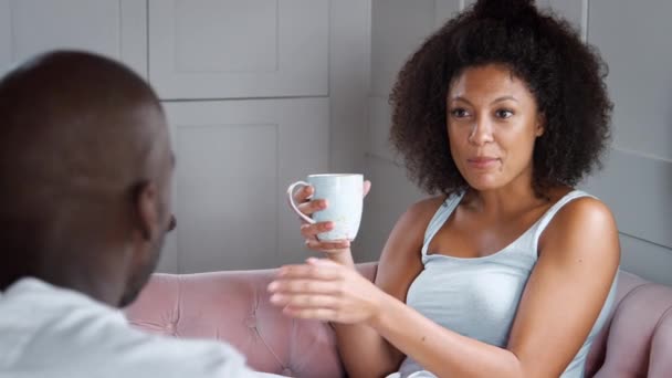 Câmera Lenta Casal Jovens Mestiços Relaxar Junto Com Café Parte — Vídeo de Stock