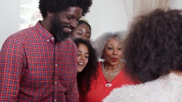 Hombre Regalos Mujer Regalo Collar Como Multi Generación Reunión Familiar — Vídeos de Stock