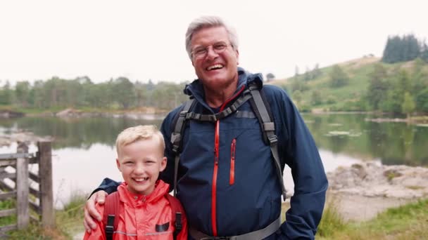 Opa Kleinzoon Lachen Staande Oever Van Een Meer Close Lake — Stockvideo