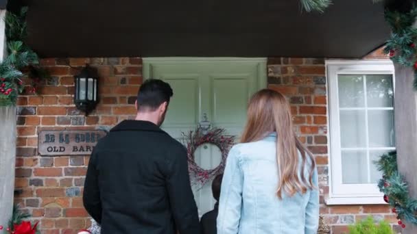 Rodinné Přinášejících Dary Pozdrav Prarodiče Vchodu Jako Přijíždějící Strávit Vánoce — Stock video