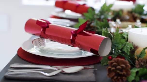 Close Van Ingerichte Kerst Eettafel Couverts Met Rode Christmas Crackers — Stockvideo