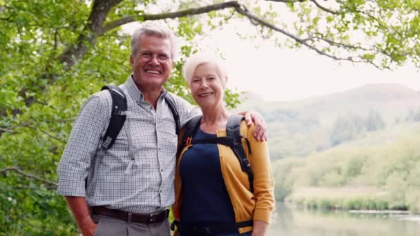 Emekli Çift Giyen Gülümseyen Portresi Hiking Gölü Ağır Çekimde Atış — Stok video