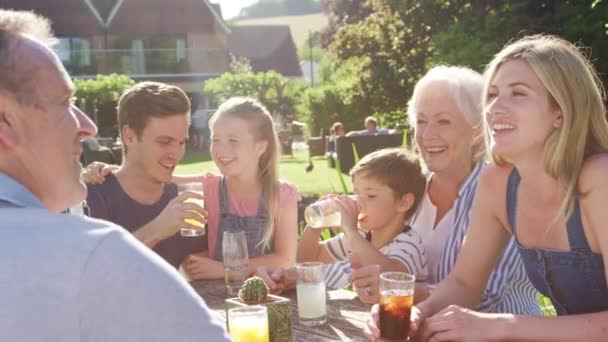 Família Várias Gerações Desfrutando Bebida Verão Livre Jardim Pub Filmado — Vídeo de Stock