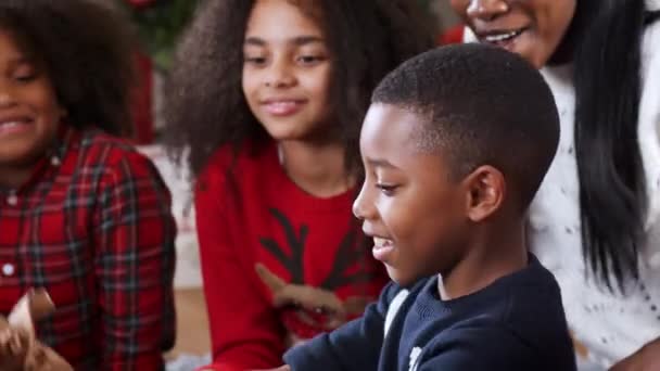 Família Assistindo Como Menino Abrindo Presente Natal Casa — Vídeo de Stock