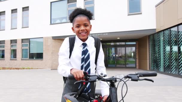 Portrait Une Lycéenne Portant Uniforme Extérieur Bâtiment École Arrivant Classe — Video