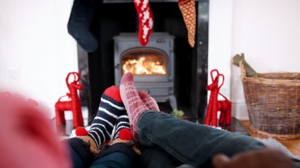 Lage Sectie Video Geschoten Paar Dragen Kerst Sokken Voor Open — Stockvideo