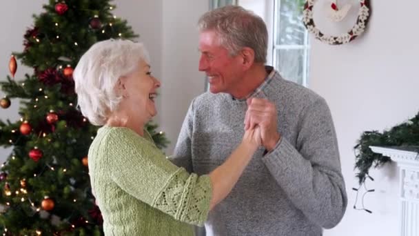 Zeitlupe Senioren Paar Tanzt Weihnachtsbaum — Stockvideo
