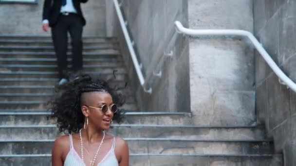 Jeune Femme Noire Mode Portant Des Lunettes Soleil Descendant Les — Video