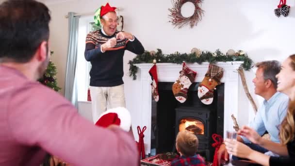 Família Várias Gerações Jogando Charadas Enquanto Reúnem Para Celebrar Natal — Vídeo de Stock