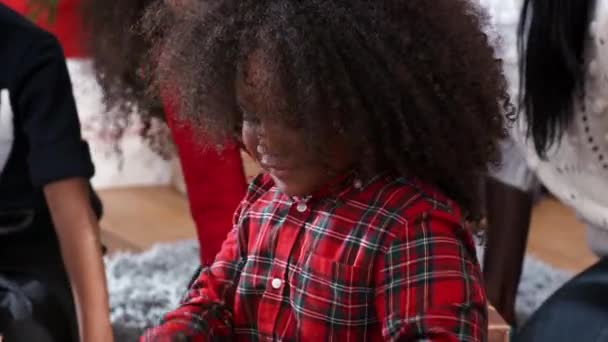 Familie Sieht Wie Junge Hause Weihnachtsgeschenke Öffnet — Stockvideo