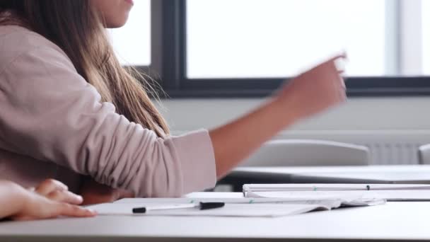 Video Primo Piano Della Studentessa Del Liceo Con Quaderno Seduto — Video Stock