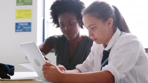 Dijital Tablet Ile Kadın Lise Öğretmeni Kız Öğrenci Video Yanında — Stok video