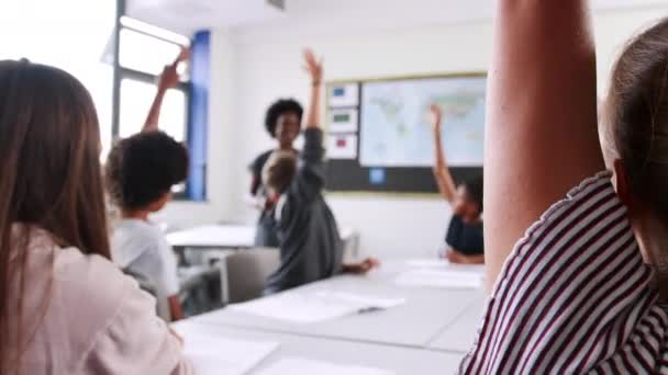 Sınıfta Kadın Lise Öğretmeni Öğrenciler Masaya Oturan Soran Bir Soru — Stok video