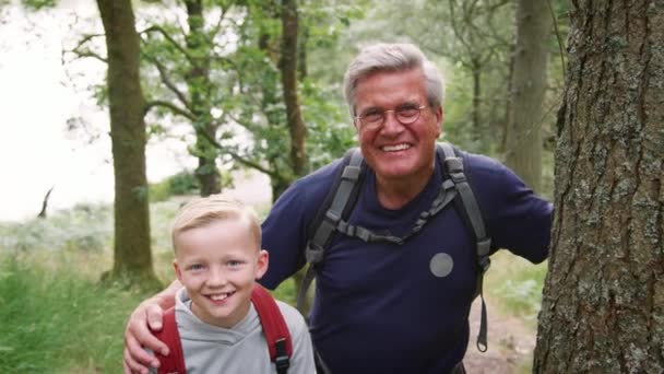 Grand Père Petit Fils Faisant Une Pause Randonnée Dans Une — Video