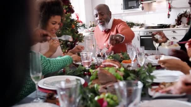 黒多世代家族のクリスマスの食卓で料理自体 — ストック動画