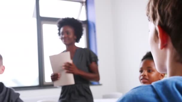 Fokus Drog Form Bakgrund Till Förgrunden Som Kvinnlig Gymnasielärare Klassrummet — Stockvideo