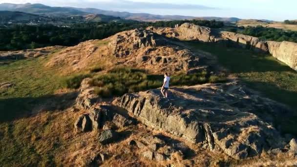 Giovane Coppia Piedi Sulla Collina Durante Giorno — Video Stock