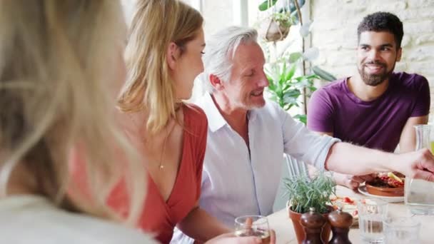 Quatro Amigos Adultos Idade Mista Conversando Almoçando Juntos Uma Mesa — Vídeo de Stock