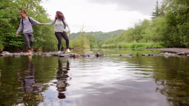 Fiatal Felnőtt Meg Kezét Egymást Segítve Egyensúlyozó Kövek Alatt Egy — Stock videók