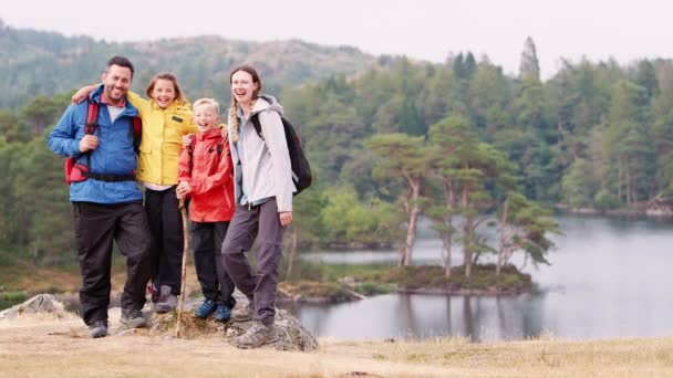 Genç Aile Atış Ayakta Sol Bir Kayaya Gülüyor Lake District — Stok video