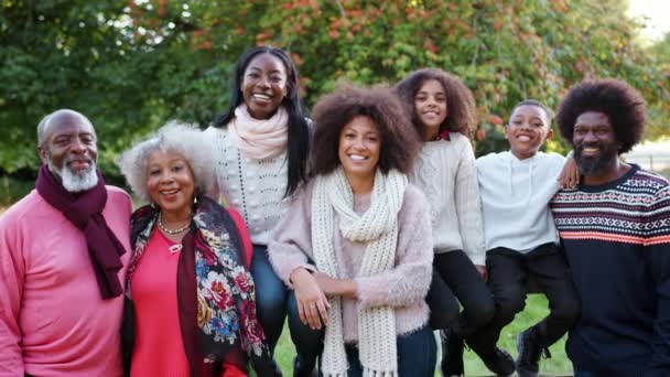 Çoklu Nesil Aile Portresi Grup Onlar Sonbahar Kırsal Tadını Birlikte — Stok video