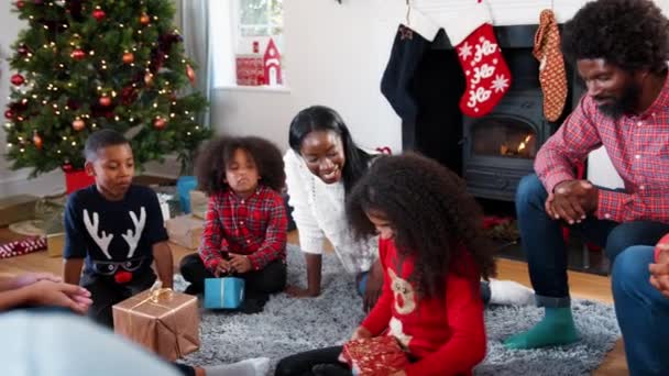 多代家庭观看女孩打开圣诞礼物 慢镜头 — 图库视频影像