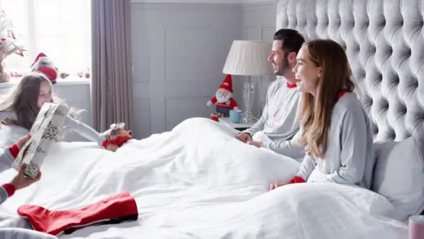 Vídeo Emocionado Correndo Crianças Quarto Dos Pais Dia Natal — Vídeo de Stock