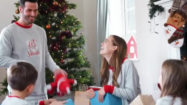 Famiglia Pigiama Seduta Salotto Guardare Bambini Aprire Regali Natale Girato — Video Stock