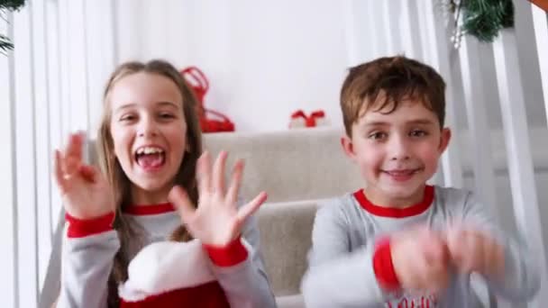 Menino Menina Excitados Vestindo Pijama Sentado Nas Escadas Manhã Natal — Vídeo de Stock