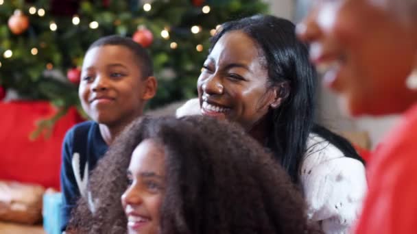 Barn Som Sitter Golvet Med Mor Som Firar Jul Hem — Stockvideo