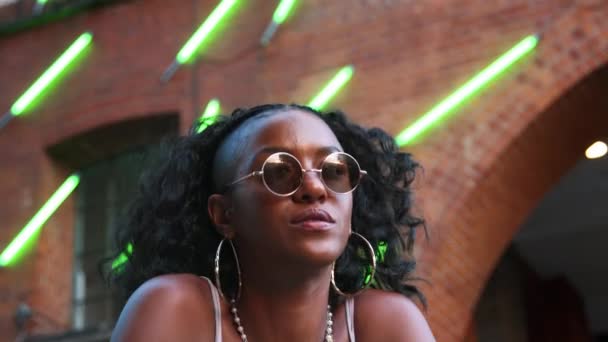 Mulher Negra Nova Moda Usando Óculos Sol Redondos Sentados Rua — Vídeo de Stock