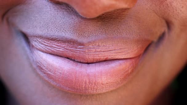 Αργή Κίνηση Των Κοντινό Πλάνο Γυναίκα Χείλη Toothy Χαμόγελο — Αρχείο Βίντεο