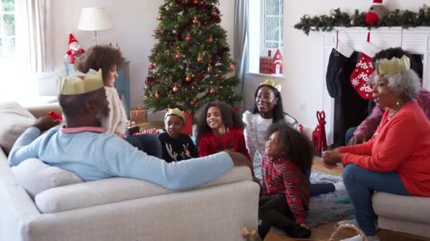 Çoklu Nesil Dinlenme Odasında Rahatlatıcı Noel Sabahı Ağır Çekimde Atış — Stok video