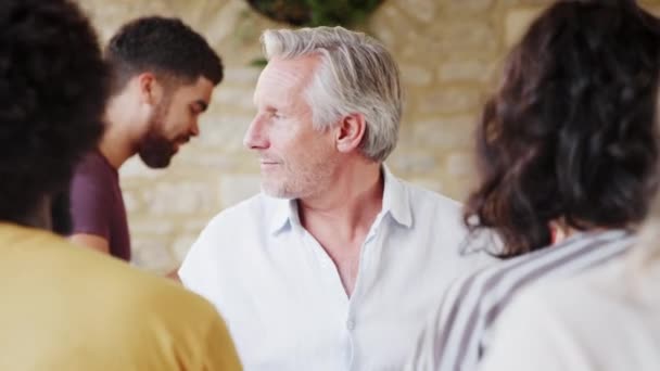 Hombre Mayor Haciendo Gestos Mientras Habla Con Sus Amigos Una — Vídeos de Stock